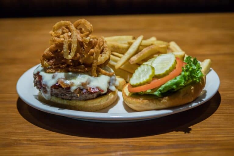 J Peters Grill Bar 1 768x512